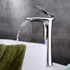 Robinet de lavabo avec jet d'eau effet cascade, une finition chromée pour un style contemporain et simple