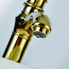 Robinet salle de bain dorée au ligne fine et élégante, design contemporain