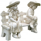 Enfants sur banc en pierre reconstituée