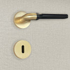 Poignée de porte design à clé finition aspect or et blanc mat daniela - katchmee