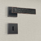 Poignée de porte design à clé finition aspect cuir patiné noir perla - katchmee