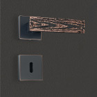 Poignée de porte design à clé finition aspect cuivre patiné noir flora - katchmee