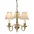 Suspension fitzroy, laiton, bougies couleur ivoire, 3 abat-jours beiges Suspension fitzroy, laiton, bougies couleur ivoire, 3 abat-jours beiges