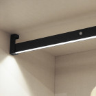 Barre de penderie pour armoire Castor avec lumière LED, batterie amovible et détecteur de mouvement - 1008mm