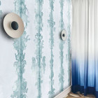 Papier peint tâches d'encres bleu clair sur blanc InkBlot Shibori - INK BLOT AZZURRA++