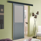 Porte coulissante modèle athena style atelier  en enrobe gris clair largeur 73 + rail alu bandeau noir + 2 coquilles posees