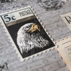 Papier peint intissé vinyle - Modèle timbre monument gris