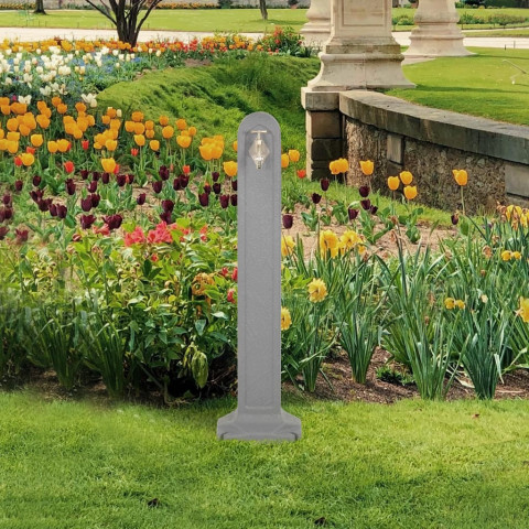 Réservoir de jardin avec robinet gris clair aspect de pierre