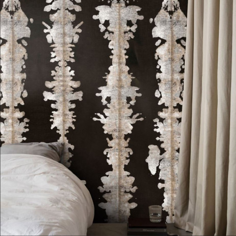 Papier peint tâches d'encres beiges sur fond noir InkBlot Shibori - INK BLOT CREAM++