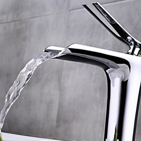 Robinet de lavabo avec jet d'eau effet cascade, une finition chromée pour un style contemporain et simple