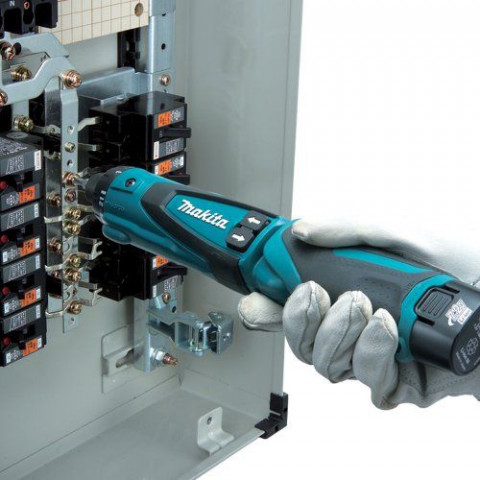 makita makita visseuse devisseuse sans fil avec malette 2 batteries li ion 7 2 v et chargeur df010dse distriartisan