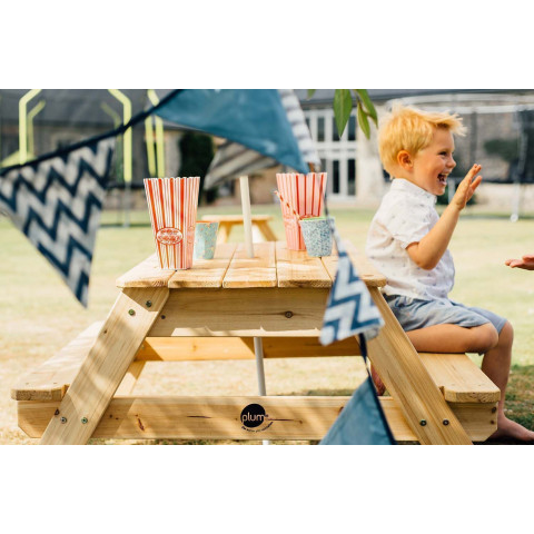 Table de pique-nique en bois avec parasol