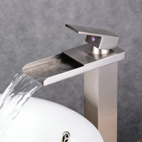 Robinet mitigeur lavabo surélevé nickel brossé contemporain aux lignes rectilignes bec long et droit