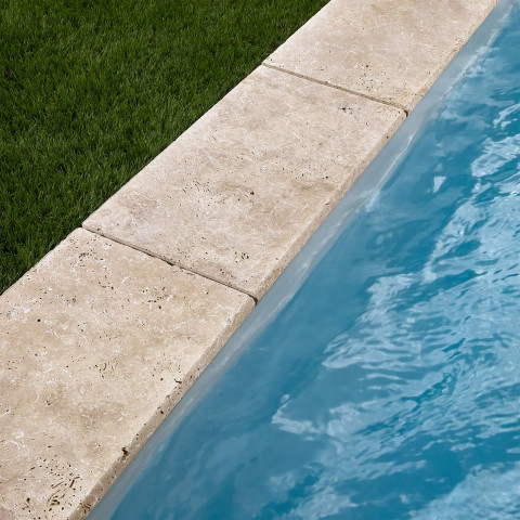 Margelle de piscine 61x33x3cm travertin beige mix 1er choix bord 1/2 rond