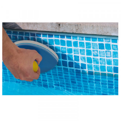 Grande gomme magique et pratique easy pool'gomm pour piscine